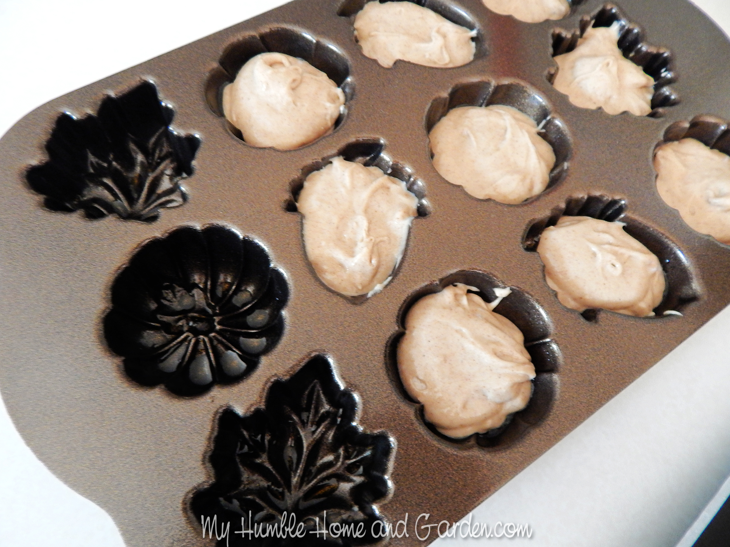 Autumn Delights Cakelet Pan